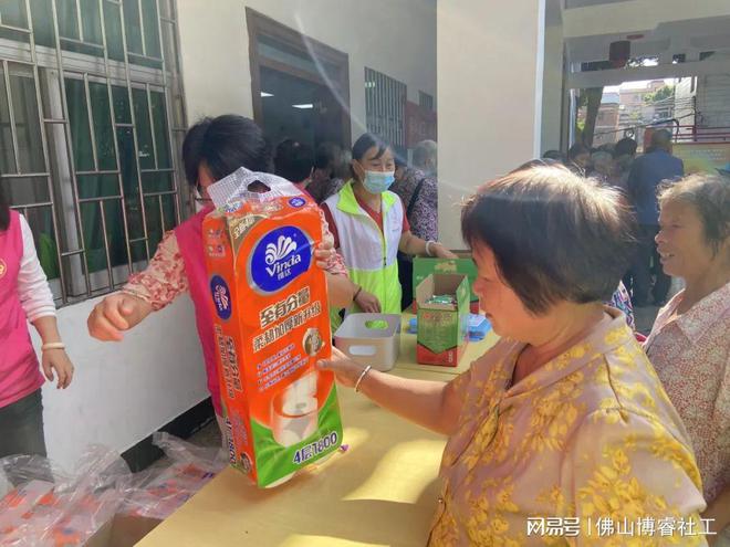律知识进社区长者权益我守护龙8游戏进入东二幸福院 法(图1)
