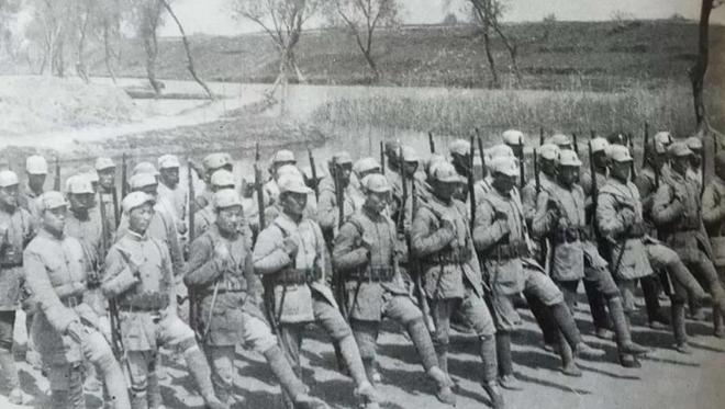 因匪首听错哨兵一个字被我军打得溃败龙8头号玩家5000土匪围困百余(图2)