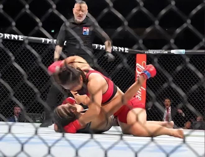 甜妹夺冠网友：白天救死扶伤晚上全力打伤龙八国际娱乐网站澳门ufc格斗赛中医(图2)