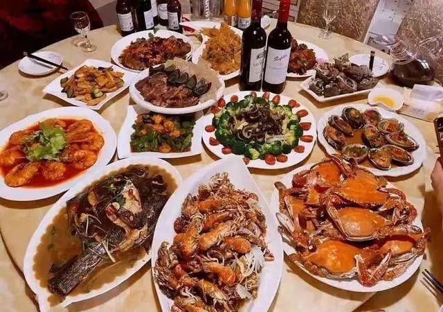 25年夜饭新风向：价格亲民品质不减龙8国际唯一年夜饭价格普遍下调20(图5)