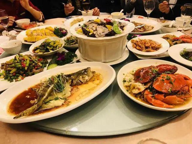 25年夜饭新风向：价格亲民品质不减龙8国际唯一年夜饭价格普遍下调20(图8)