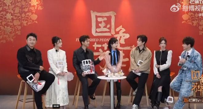 《国色芳华》团宠因为他给杨紫拍照拍最多龙8long8国际唯一网站李现说杨紫是(图3)