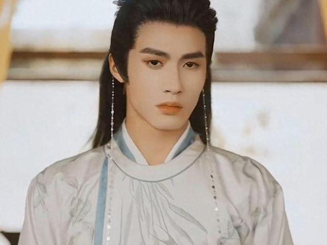 侧颜神似朱亚文又野又有男人味短剧圈又来一个莞莞类卿的男主